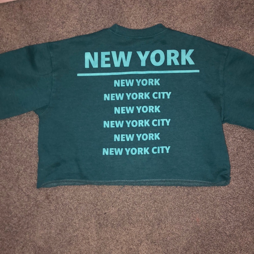 cropped sweatshirt.